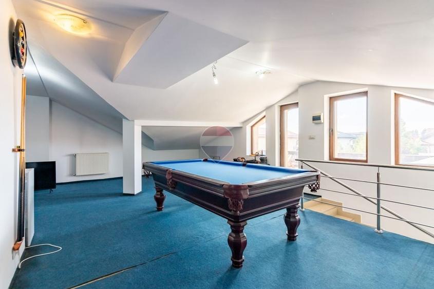 Casă individuală cu 8 camere cu Teren 440 Mp în Uverturii
