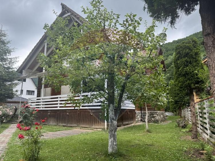 Casă individuală cu 7 camere cu Teren 600 Mp în Frăsinet