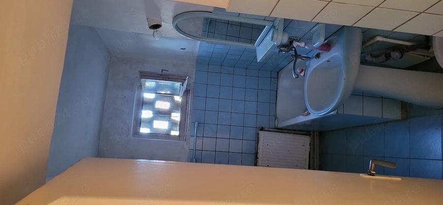Apartament cu 3 camere semidecomandat, mobilat în Est