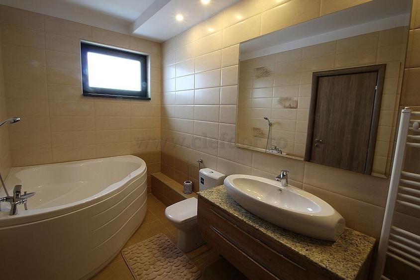 Casă cu 4 camere cu Canalizare în Băneasa