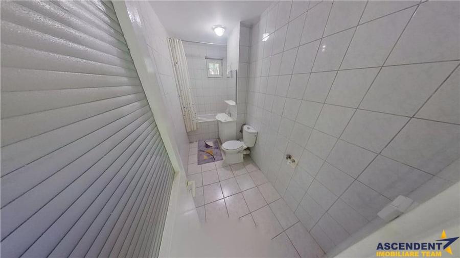 Apartament cu 3 camere decomandat în Calea București