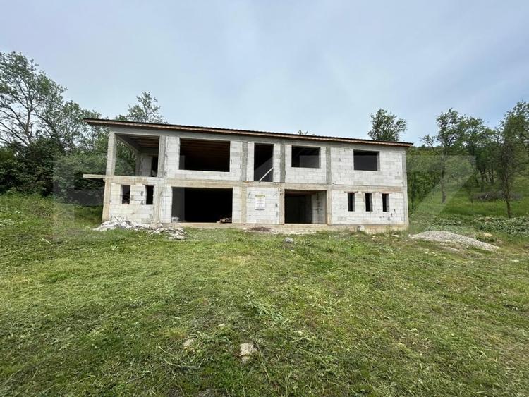 Casă individuală cu 8 camere cu Garaj în Bunești