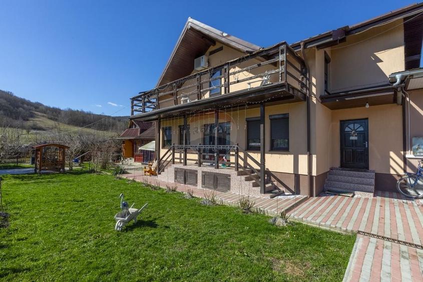 Casă individuală cu 8 camere cu Canalizare în Luncani