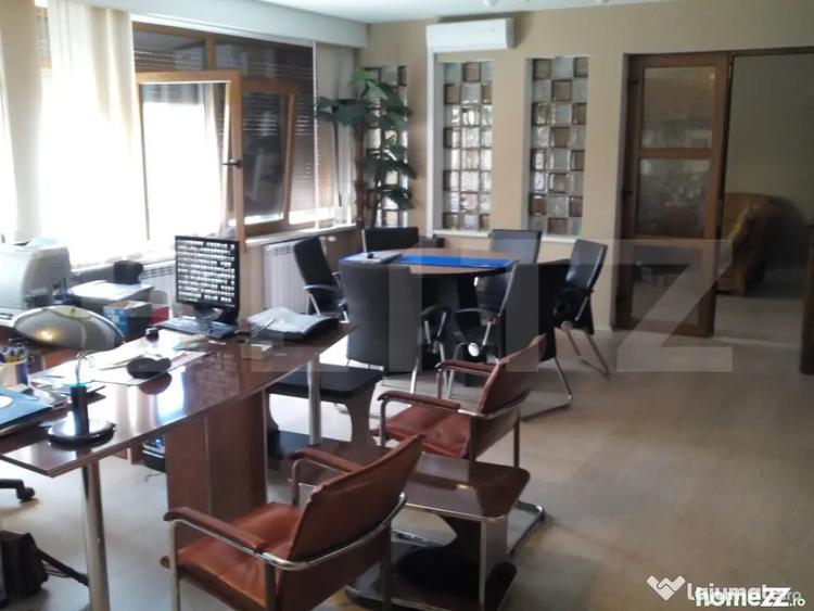 Casă cu 10 camere cu Teren 440 Mp în Central