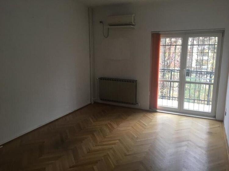 Casă individuală cu 6 camere cu Canalizare în Cotroceni