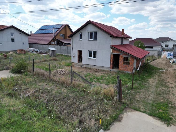 Casă individuală cu 3 camere cu Canalizare în Frumușeni