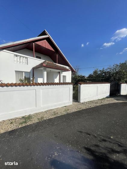 Casă cu 3 camere cu Teren 2300 Mp în Central