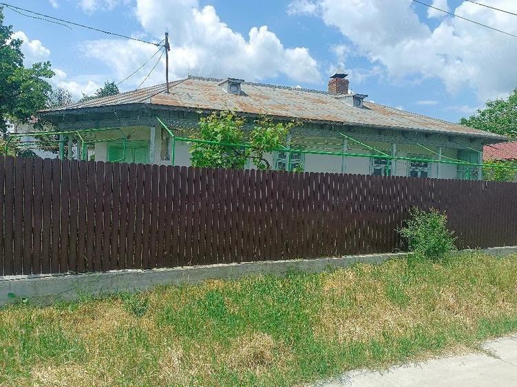 Casă cu 4 camere cu Teren 1490 Mp în Tămăoani