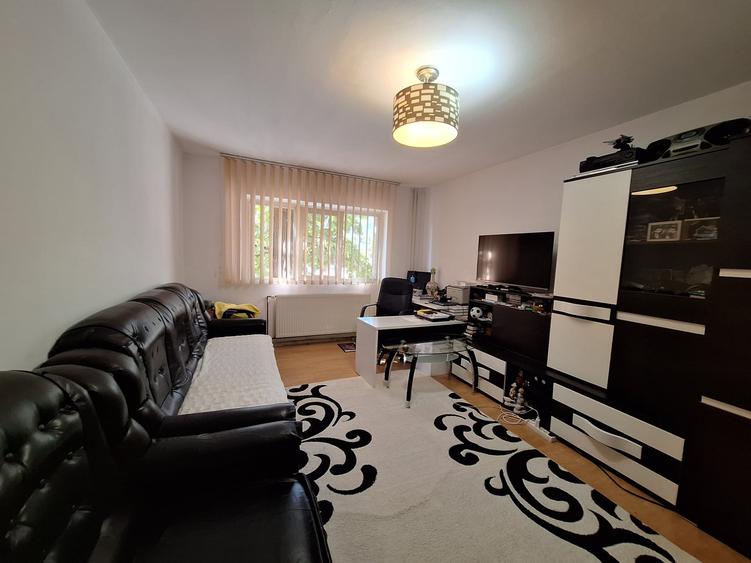 Apartament cu 3 camere decomandat, mobilat în Baba-Dochia