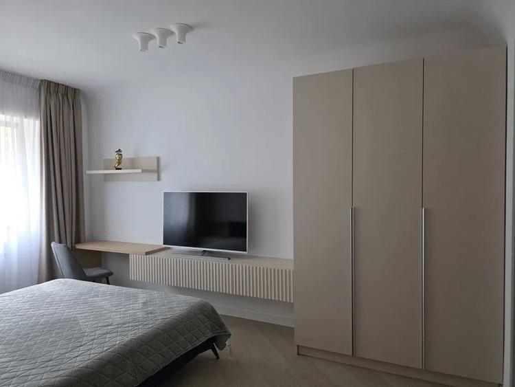 Apartament cu 3 camere semidecomandat, mobilat în Pipera