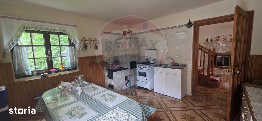 Casă cu 7 camere cu Teren 917 Mp în Căprioru
