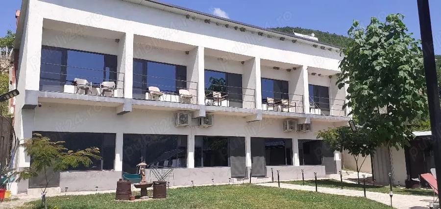 Casă cu 10 camere cu Teren 1100 Mp în Dubova
