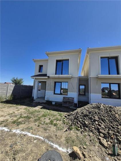 Duplex cu 5 camere cu Teren 305 Mp în Moșnița Nouă