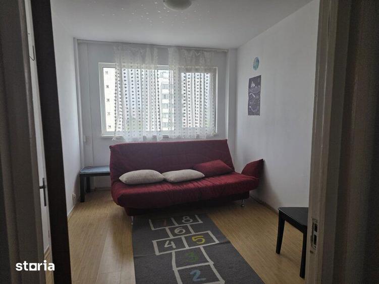 Apartament cu 3 camere semidecomandat, mobilat în Dristor
