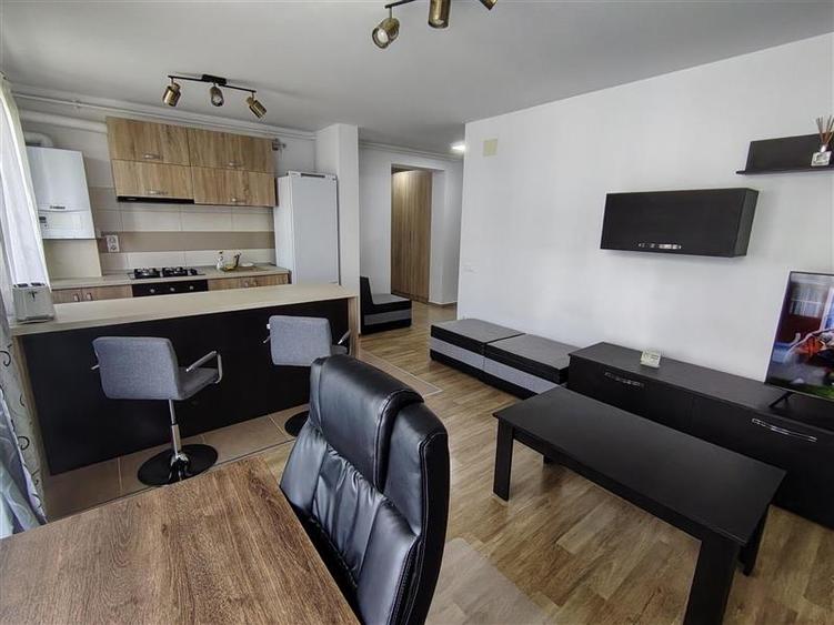 Apartament cu 2 camere decomandat, mobilat în Tractorul