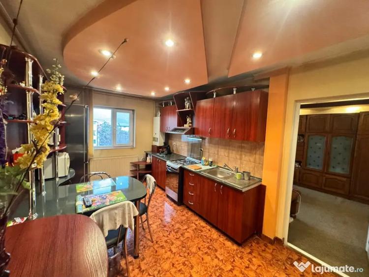 Apartament cu 4 camere decomandat, mobilat în Central