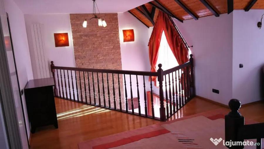 Casă cu 7 camere cu Teren 430 Mp în Florilor