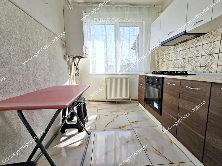 Apartament cu 3 camere semidecomandat în Micro 17