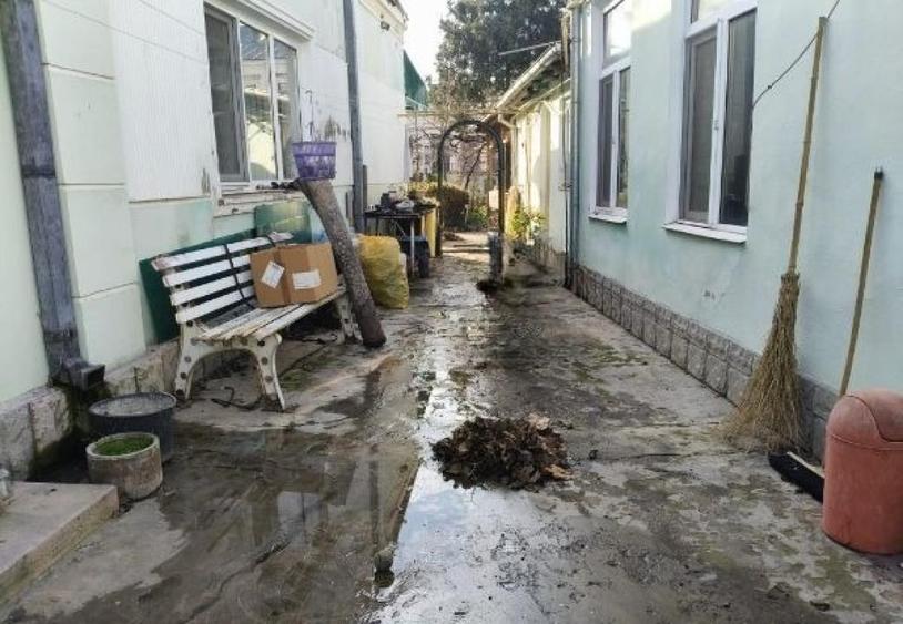 Casă cu 8 camere cu Teren 577 Mp în Apollo