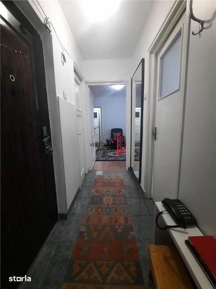 Apartament cu 3 camere semidecomandat în Gara de Nord