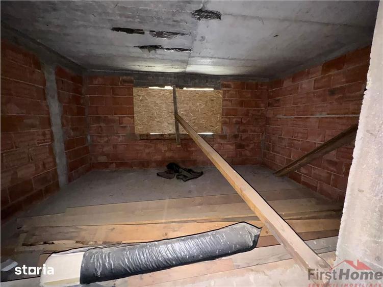 Casă cu 5 camere cu Teren 694 Mp în Golești