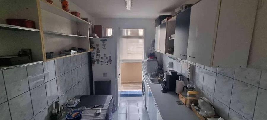 Apartament cu 3 camere decomandat în Florilor