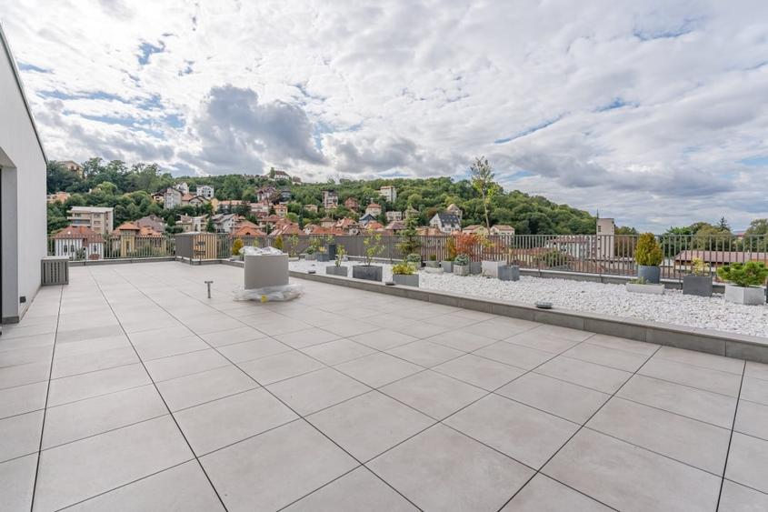 Apartament cu 4 camere decomandat, mobilat în Central