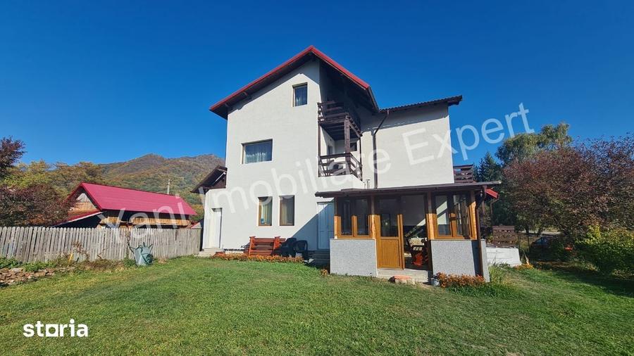 Casă cu 7 camere cu Teren 1500 Mp în Arefu