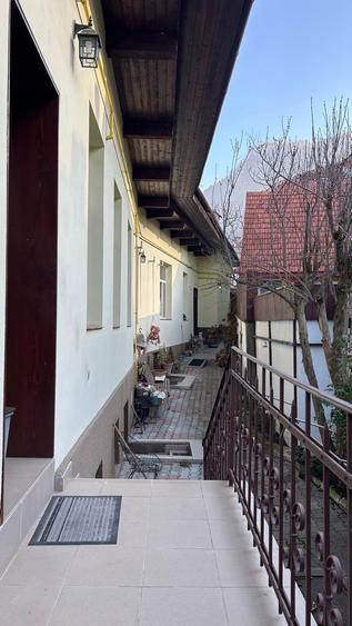Casă individuală cu 6 camere cu Garaj în Schei