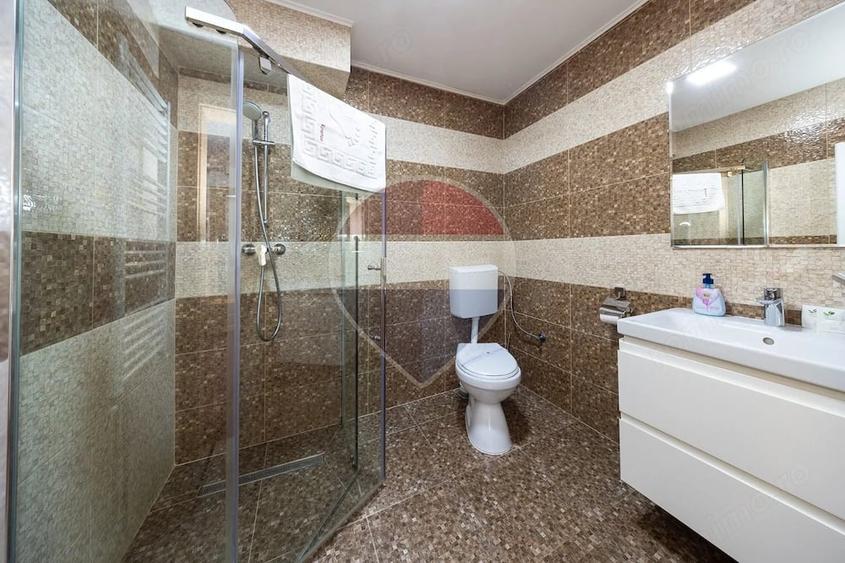Casă cu 13 camere cu Teren 869 Mp în Central