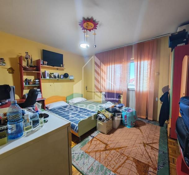 Apartament cu 4 camere decomandat în Soarelui