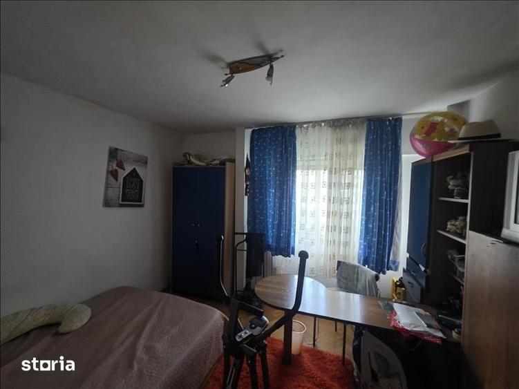 Apartament cu 5 camere decomandat în Obor