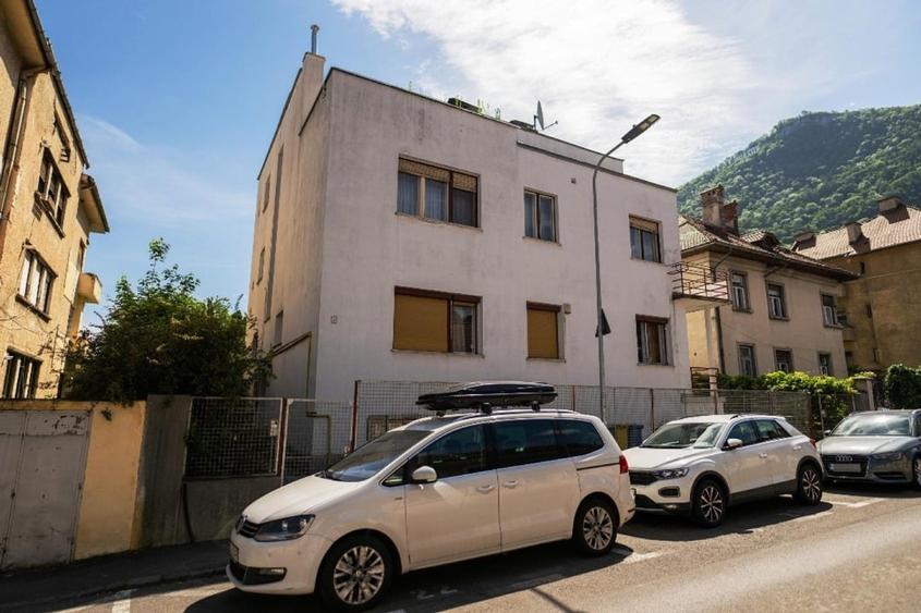 Casă cu 14 camere cu Canalizare în Centrul Istoric