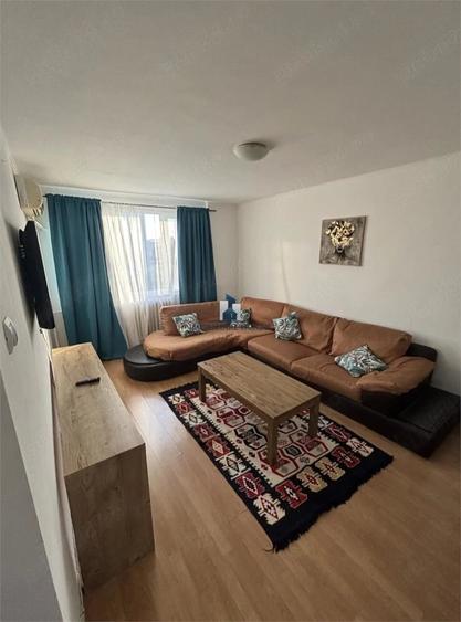 Apartament cu 3 camere semidecomandat în Apărătorii Patriei
