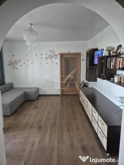 Apartament cu 3 camere semidecomandat în Colentina