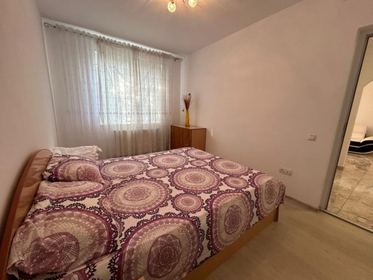 Apartament cu 3 camere semidecomandat, mobilat în Calea Galați