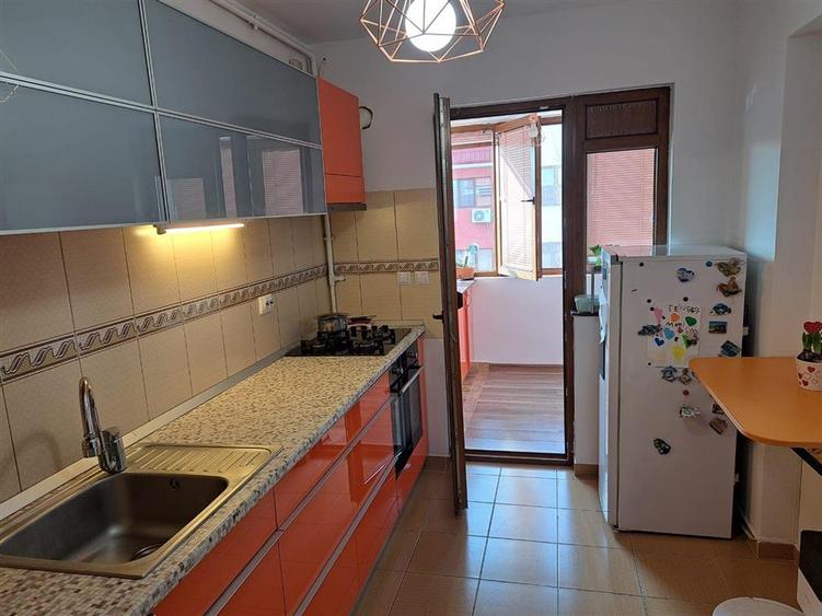 Apartament cu 3 camere decomandat, mobilat în Central