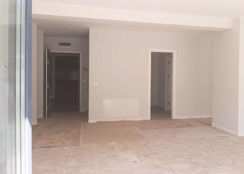 Apartament cu 5 camere decomandat în Dămăroaia