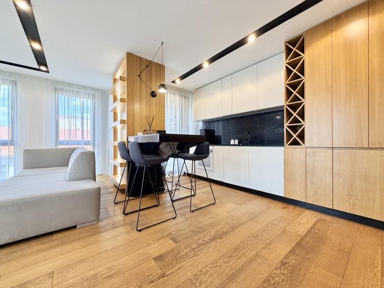 Apartament cu 2 camere semidecomandat, mobilat în Central