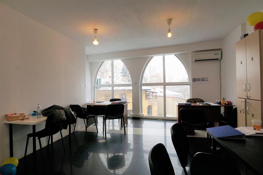Birou, de 925 mp, în Armeneasca