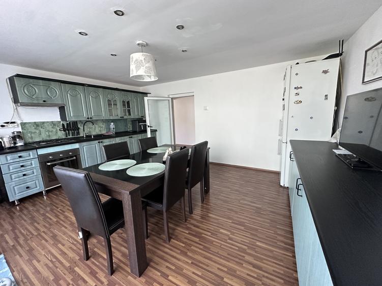 Casă individuală cu 10 camere cu Teren 5164 Mp în Malu cu Flori