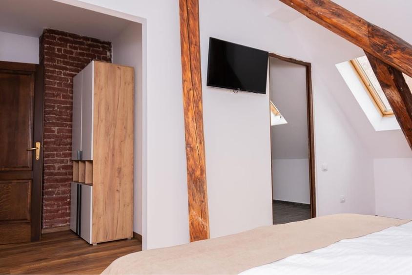 Ultracentral Enescu Apartament decomandat 1 camera privata cu bucatarie comuna utilata - 3