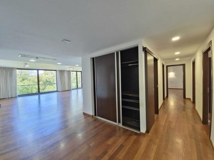 Apartament cu 5 camere în Aviatorilor