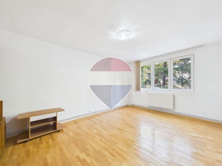 Apartament cu 3 camere decomandat, mobilat în Titan