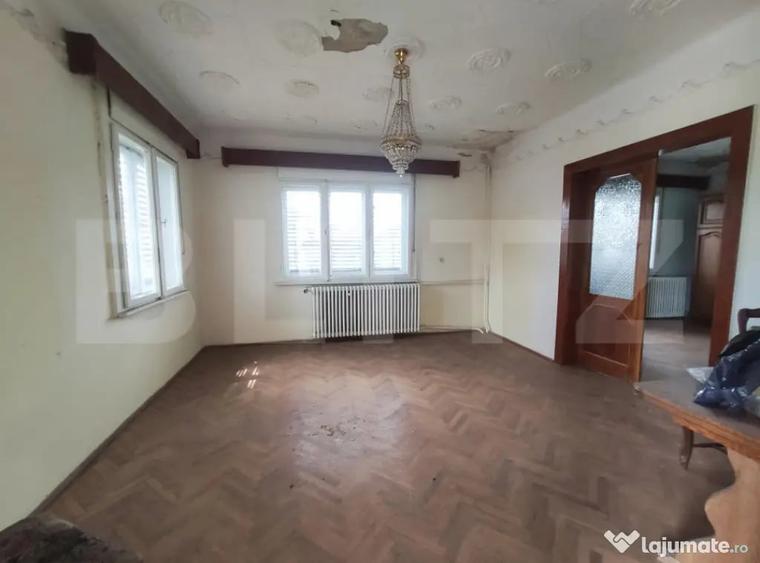 Casă cu 4 camere cu Teren 1100 Mp în Central