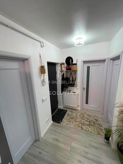 Apartament cu 3 camere semidecomandat, mobilat în Est