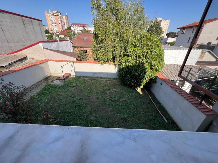 Casă individuală cu 5 camere cu Garaj în Coiciu