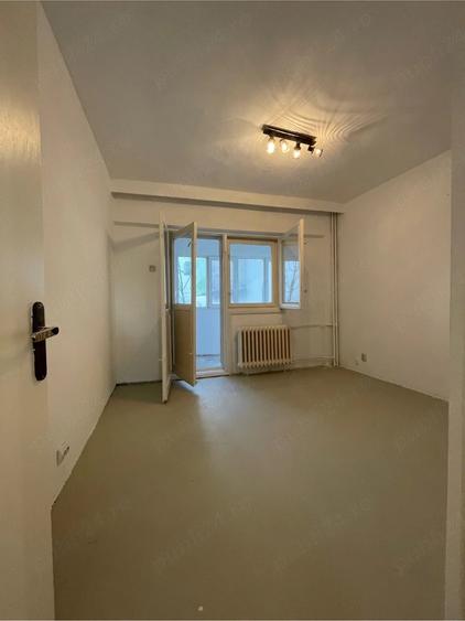 Apartament cu 4 camere decomandat în Băneasa