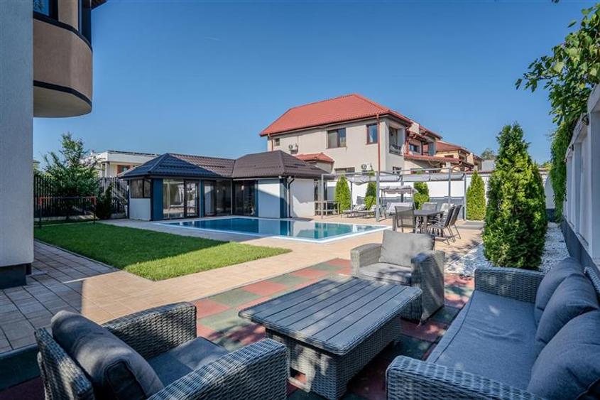 Casă individuală cu 9 camere cu Piscina în Central