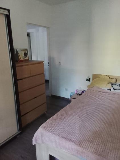 Apartament cu 3 camere semidecomandat în Pajura